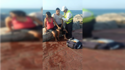 Rescatan a pareja de morir ahogados en playa Miramar