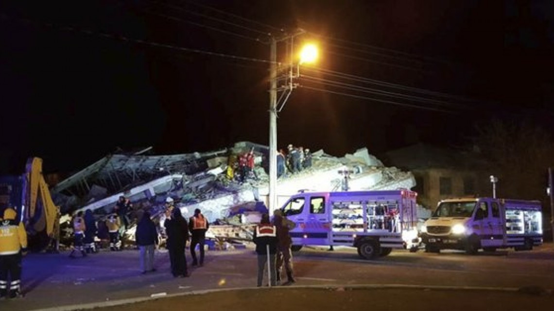 Al menos 19 fallecidos tras sismo de magnitud 6,5 en Turquía