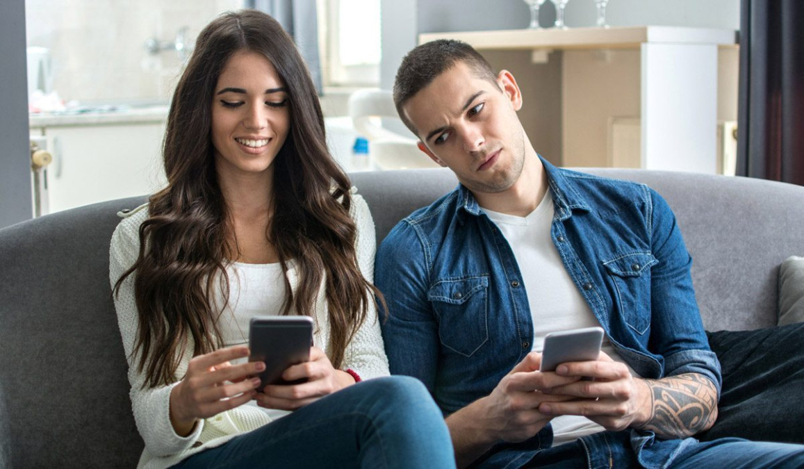En México ya es ilegal revisar los mensajes o correos de tu pareja