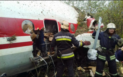 Avión aterriza de emergencia en Ucrania con saldo de cinco muertos 