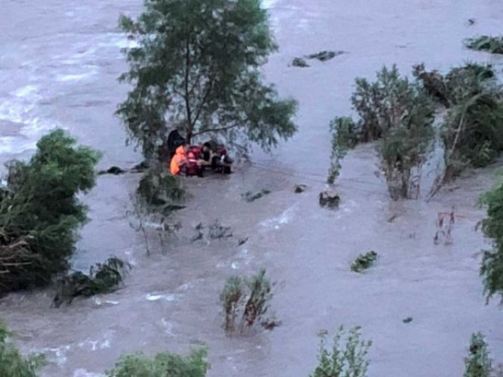 Rescatan a 5 personas en el río Santa Catarina de Monterrey