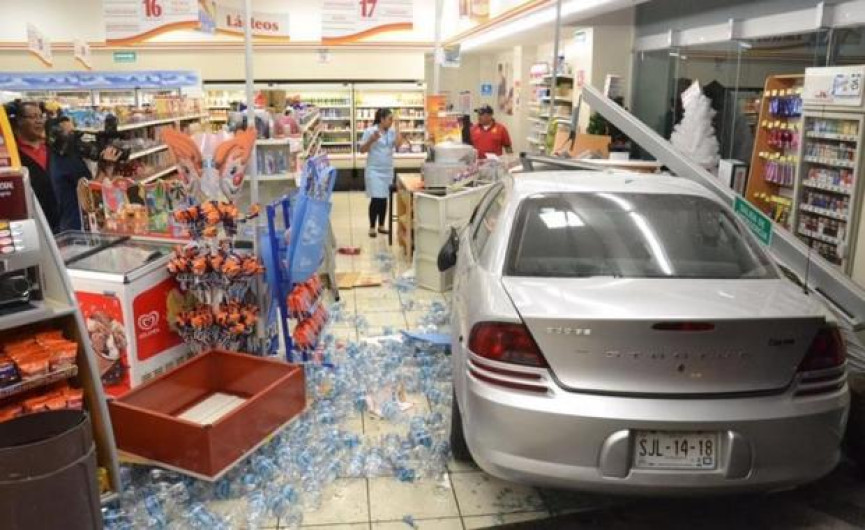 Hombre de la tercera edad estrella su auto contra farmacia