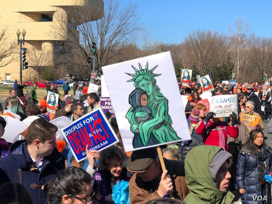 Fiscales de EU van contra medida de expulsar estudiantes internacionales 