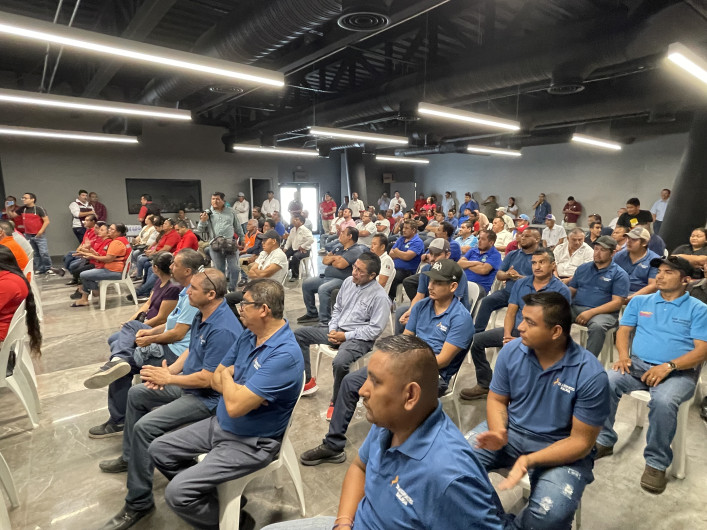 Conductores de transporte público reciben certificados de capacitación.