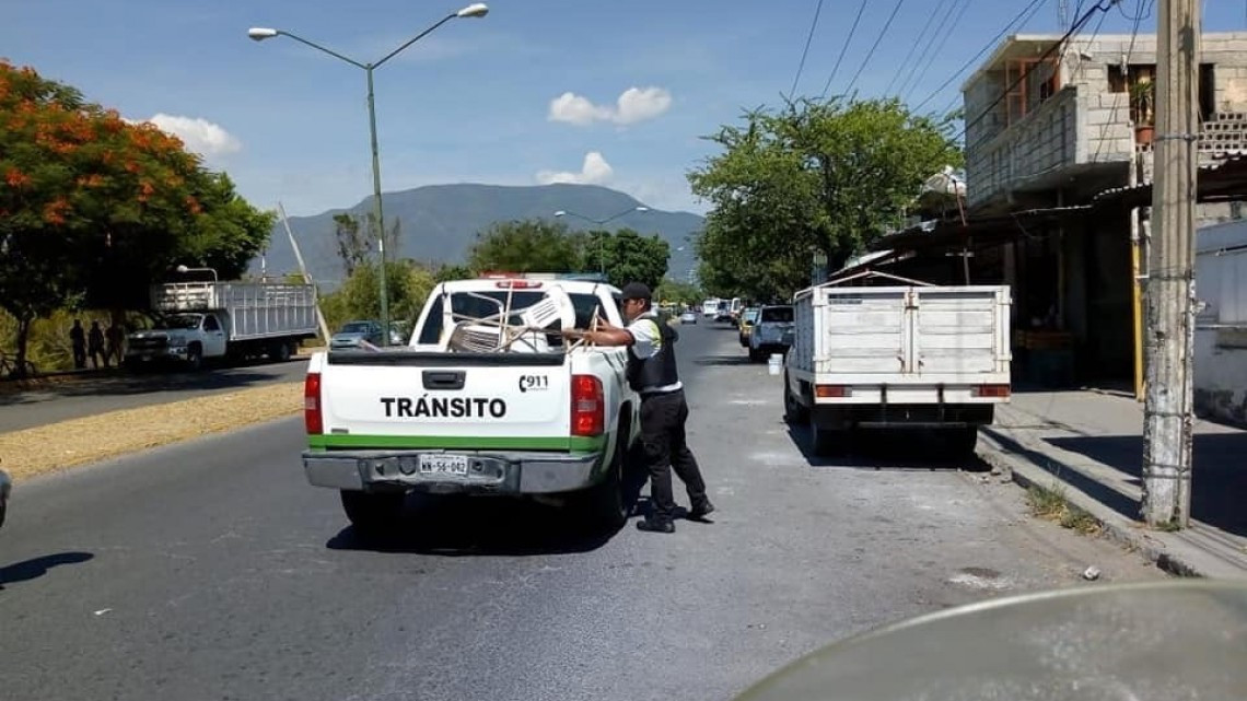 Retira tránsito objetos para separar estacionamientos