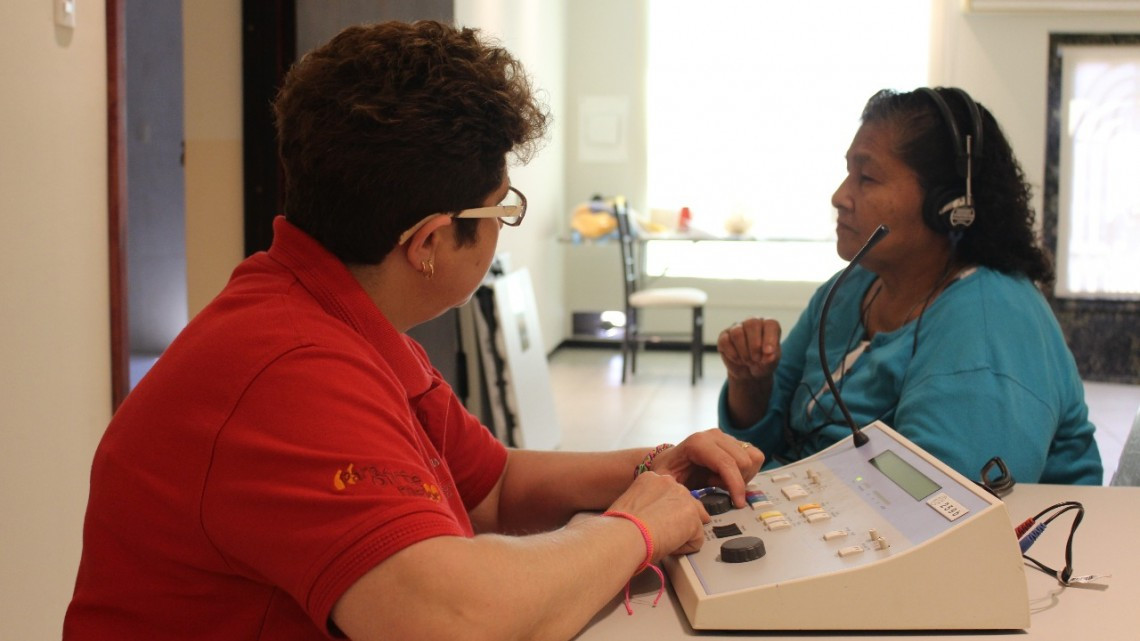 Beneficia diputada a 50 personas con aparatos auditivos 