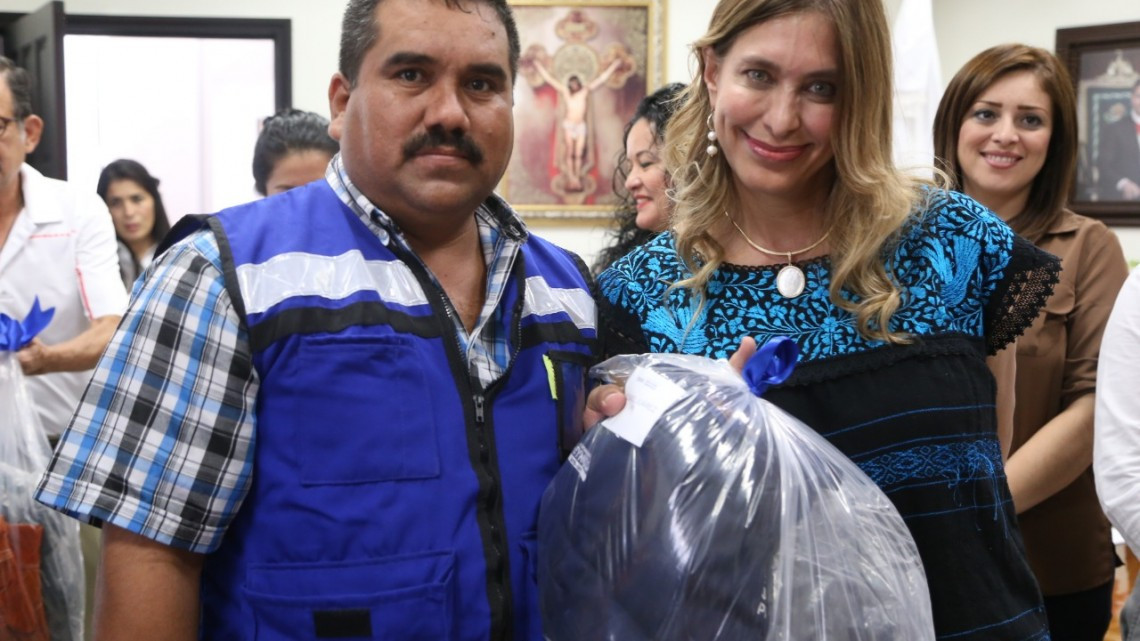 Entrega Maki uniformes nuevos a recolectores de basura