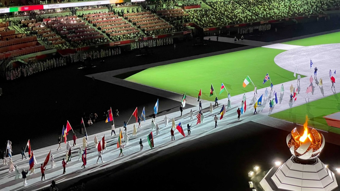 Se apaga la llama olímpica en Tokio; pasan estafeta a París 