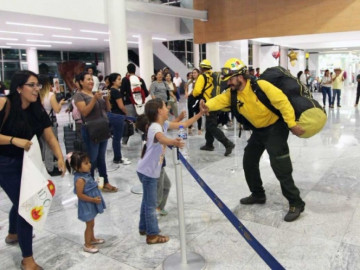 Llegan contingente de Bomberos mexicanos desde Canadá