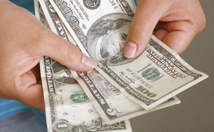 Dólar en 19.49 pesos en AICM a la venta