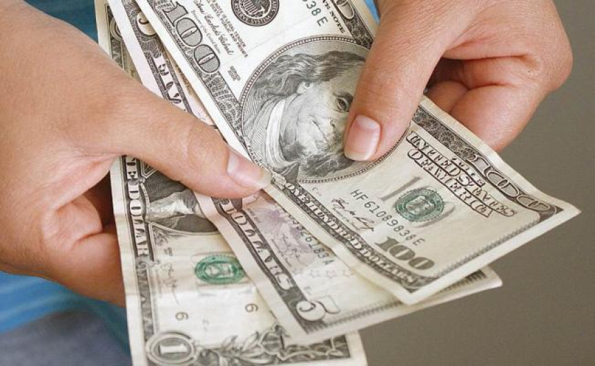 Dólar en 19.49 pesos en AICM a la venta