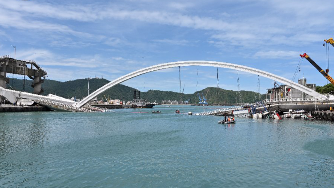 Varios heridos tras derrumbarse un puente en Taiwán