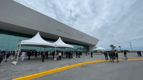 Con peticiones esperan al presidente