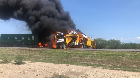 Choque entre dos trailers y un vehículo deja como saldo un fallecido y tres heridos