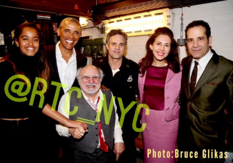 Barack y Malia Obama asisten a la presentación de "The Price" en Broadway