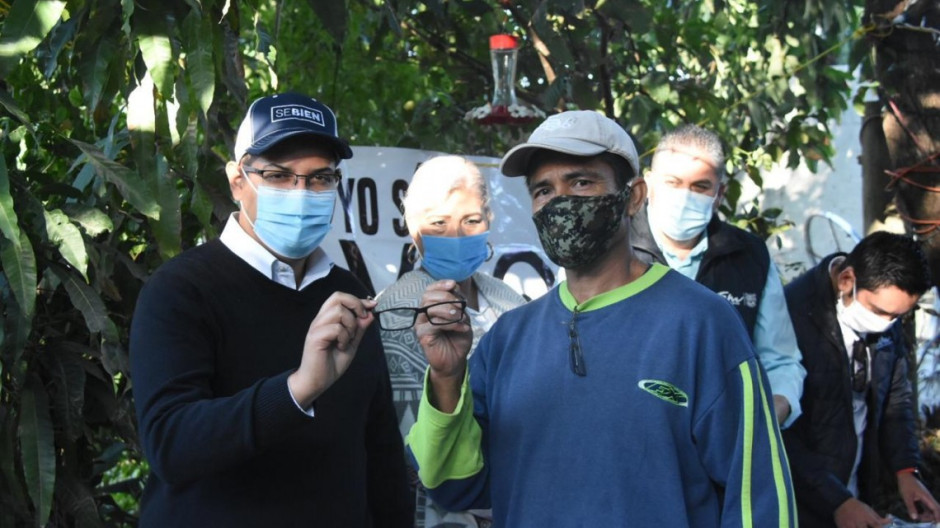 Apoyan a familia de escasos recursos con lentes gratuitos