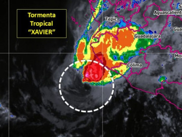 “Xavier” pierde fuerza frente a costas de Colima