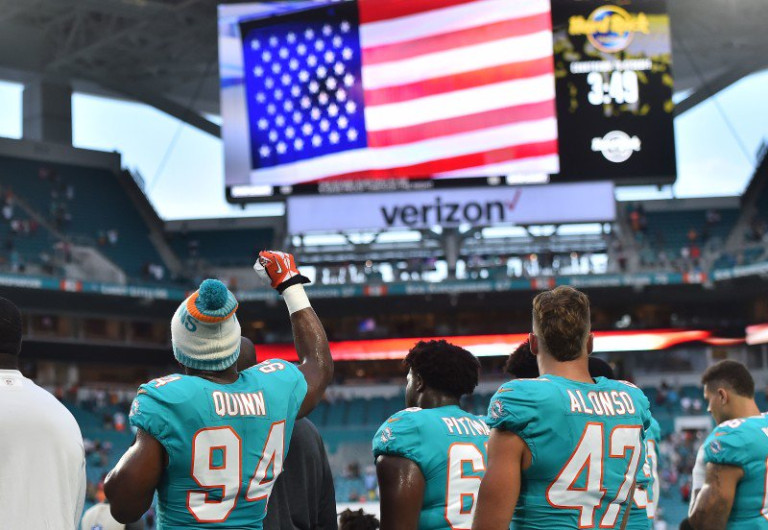 Jugadores de la NFL desafían a Trump con nuevas protestas durante el himno 