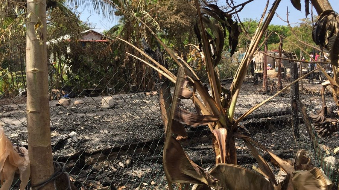 Voraz incendio arrasa con cinco casas