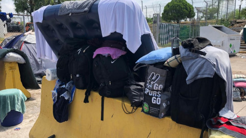 Piden a migrantes retirarse de la explanada del puente internacional 