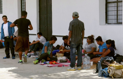 EU retira apoyo hasta que "caravanas" de inmigrantes se detengan