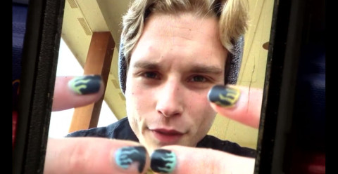 Suspenden a alumno por pintarse las uñas