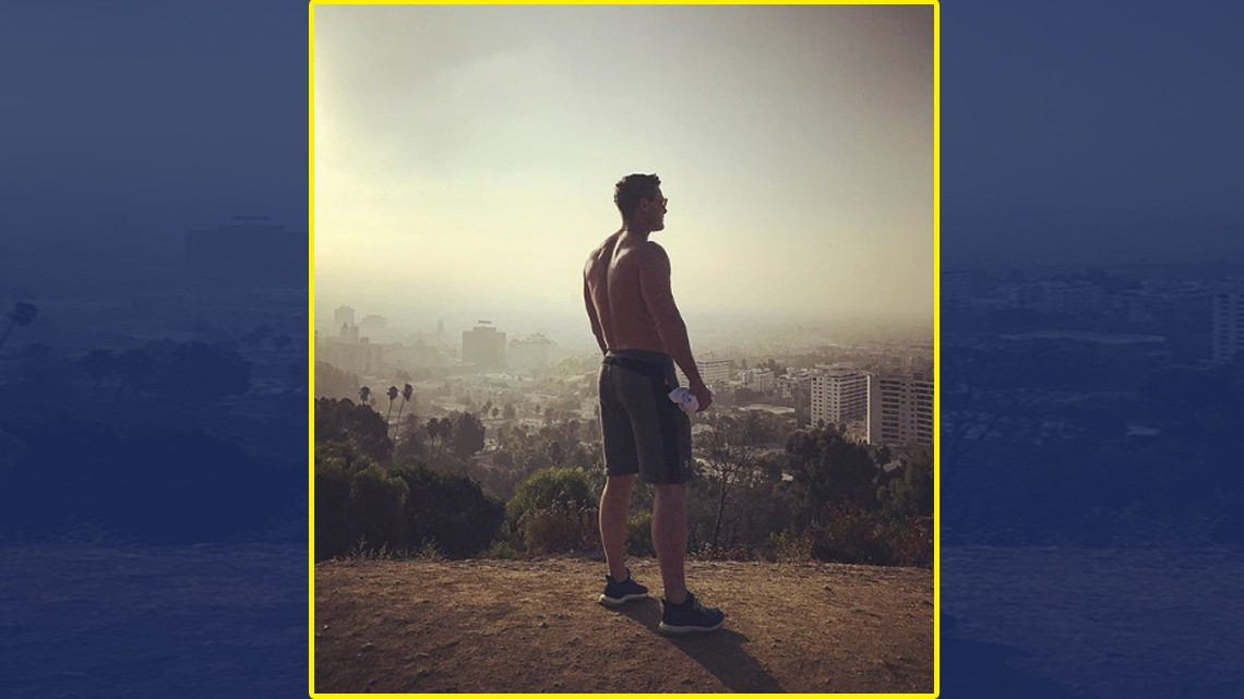 Luke Evans presume su marcado abdomen