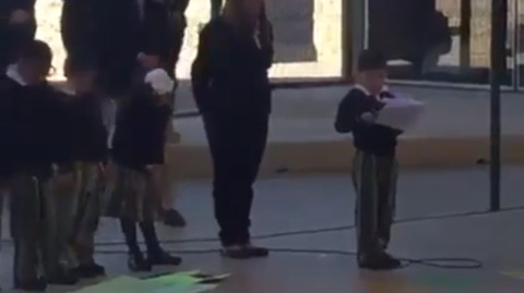 Y recuerden, papás, voten por López Obrador, dice alumno