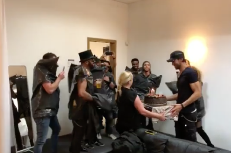 Enrique Iglesias arroja pastel a sus bailarines