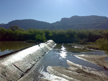Hallan bacteria extraña en niños que se bañaron en cascada y murieron