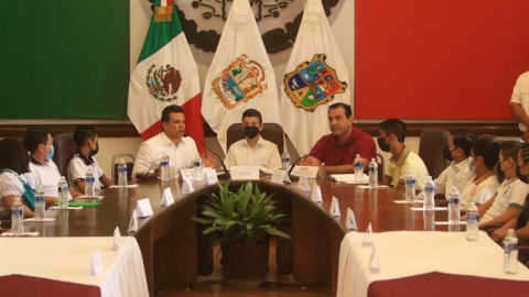 Regresa Lalo Gattás a presidencia; evita ser abordado