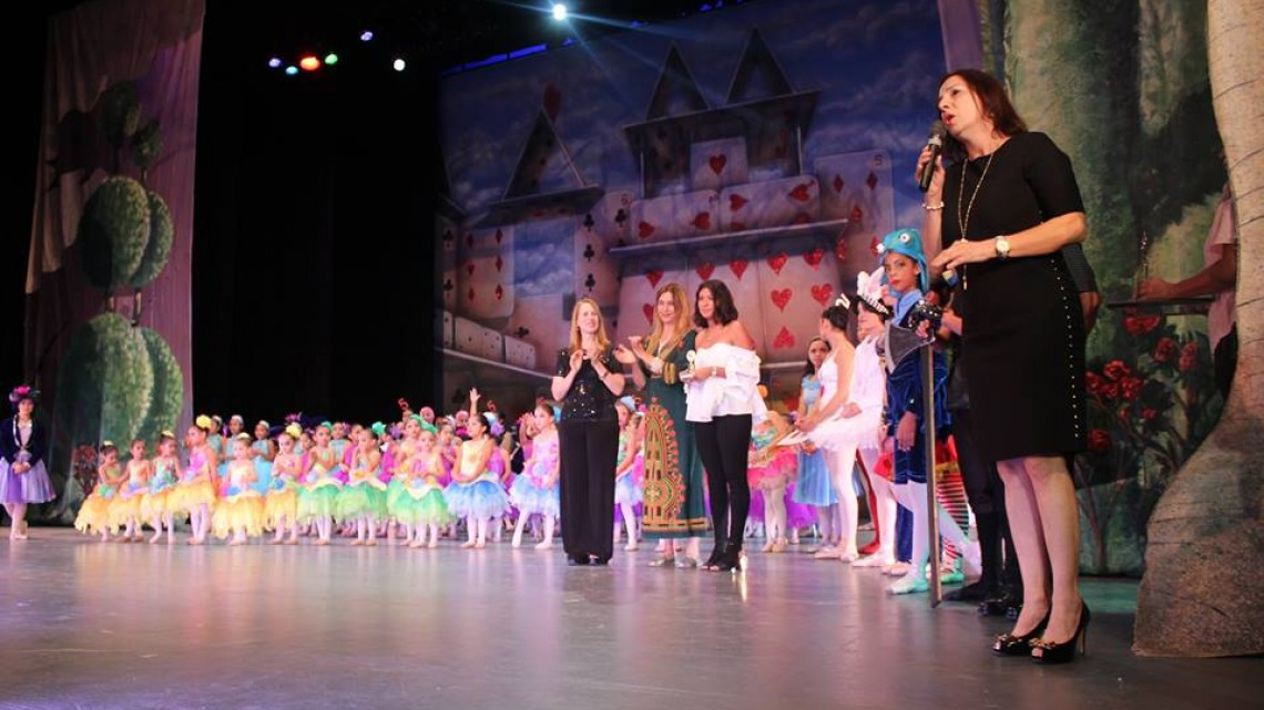 Alcaldesa asiste a presentación del ballet clásico "Alicia en el país de las maravillas"