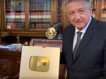 AMLO presume botón de oro por 1 millón de suscriptores en YouTube