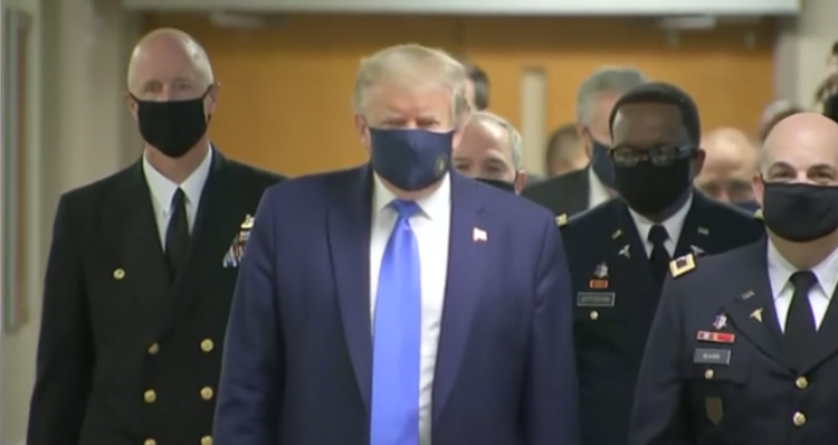 Trump usa mascarilla en público por primera vez desde el inicio de la epidemia de coronavirus 