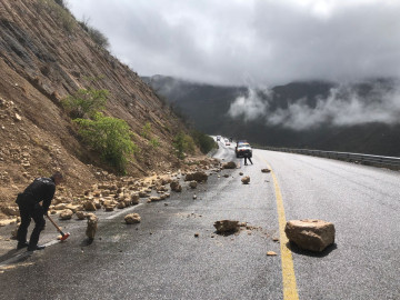 Guardia Estatal colabora en retiro de piedras sobre Carretera Rumbo Nuevo