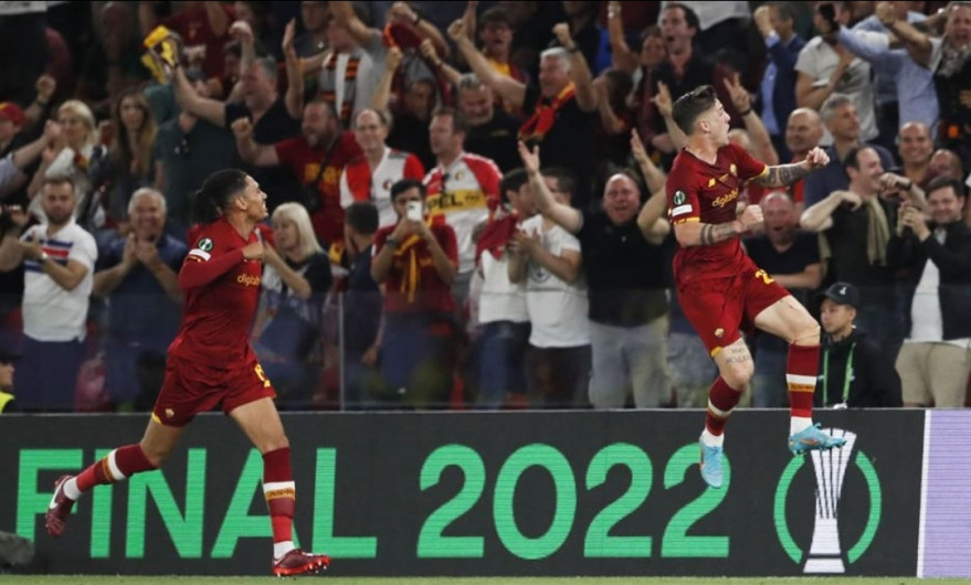 La Roma recibe su primer trofeo oficial de la UEFA