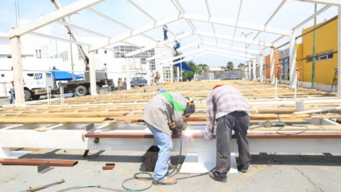 Continúan obras de construcción de hospitales móviles