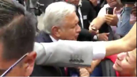 Le piden un beso a López Obrador