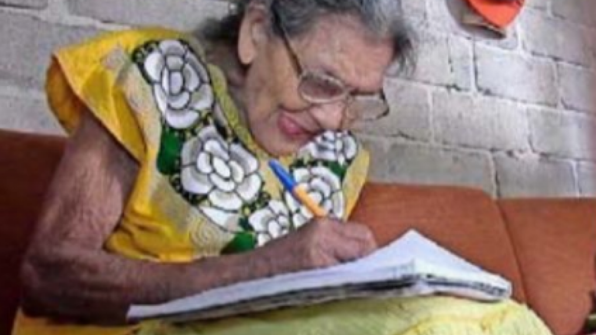 Termina la secundaria ¡a los 95 años!