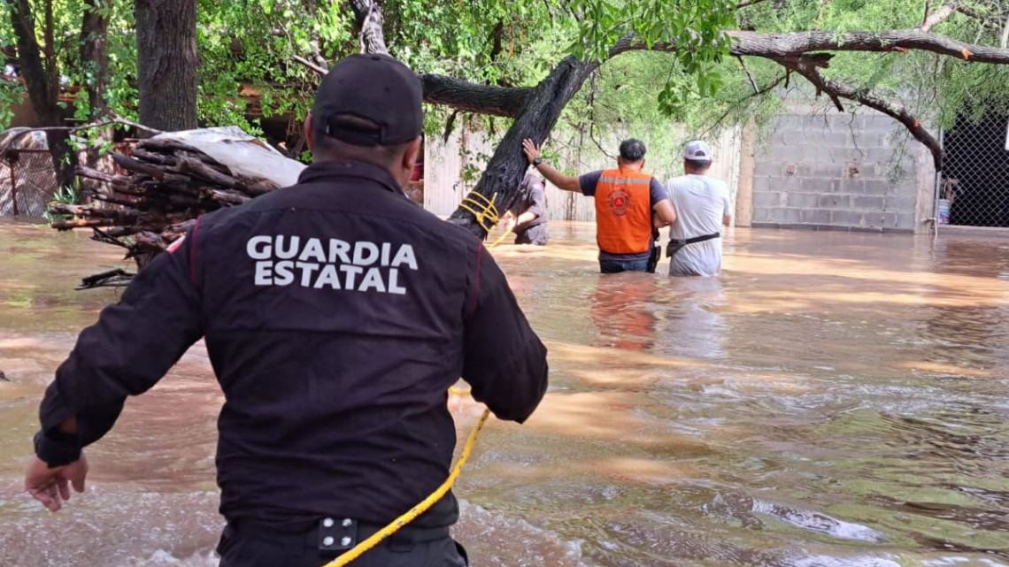 Rescatan a personas y borregos tras desbordamiento del río Corona en Tamaulipas