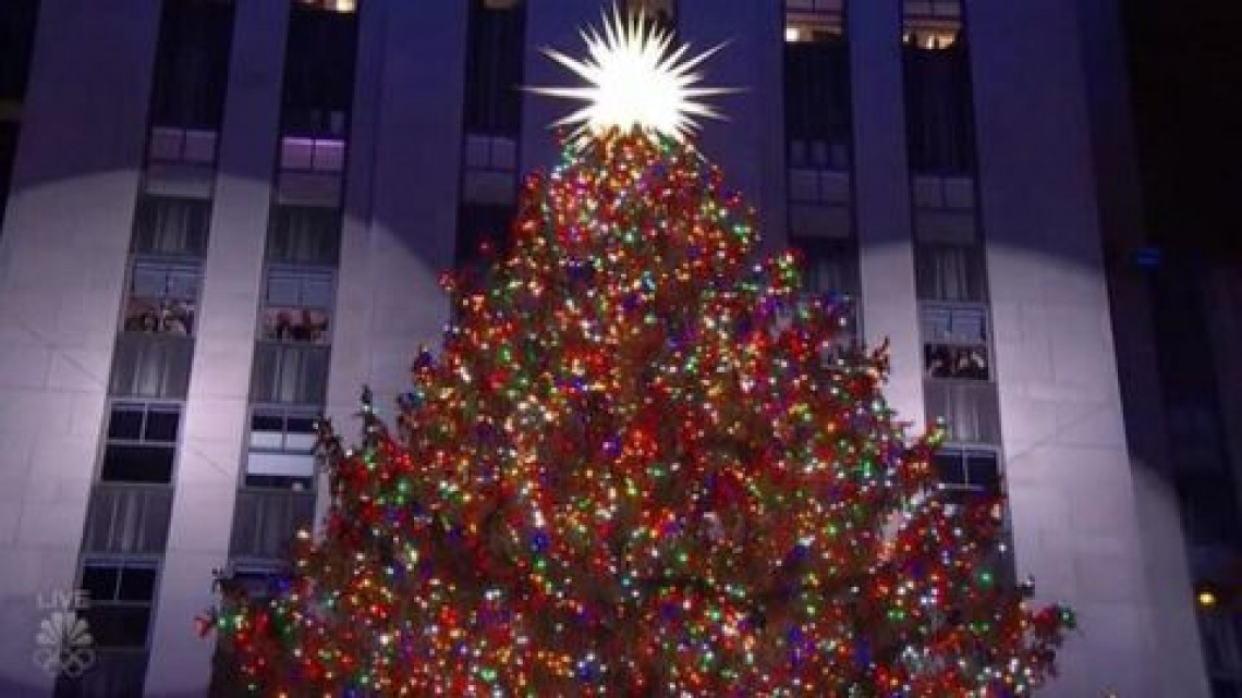 ¡Llegó la navidad! Encienden luces del tradicional árbol del Rockefeller