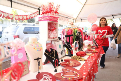 Promueven a emprendedores locales con bazar por San Valentín