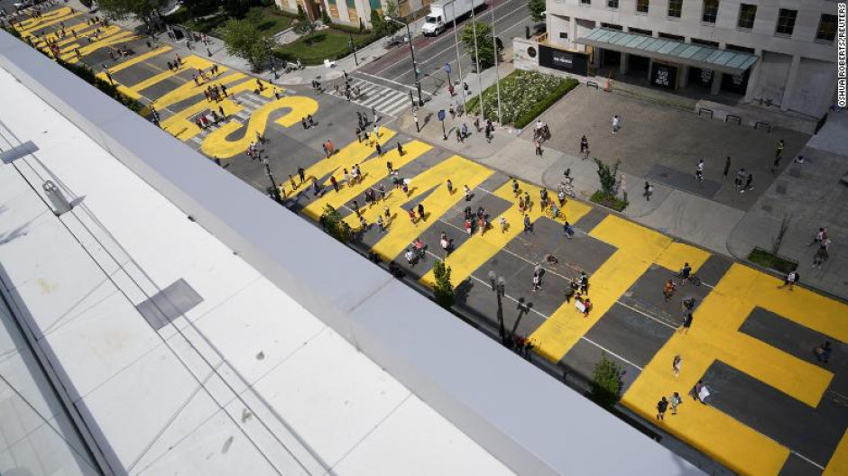 Pintan una calle frente a la Casa Blanca con “Black Lives Matter”