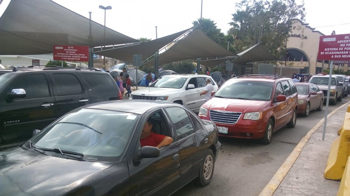 Migrantes dicen que ya no se les ha pedido que se muevan de la plaza del puente