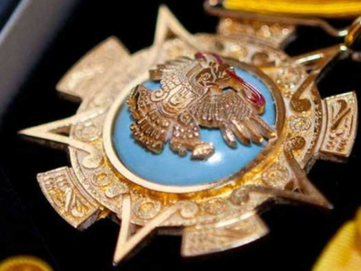 Entregan Orden Mexicana del Águila Azteca