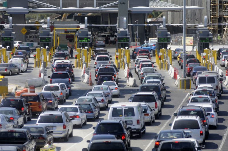 SRE manifiesta preocupación por retrasos en cruces fronterizos 