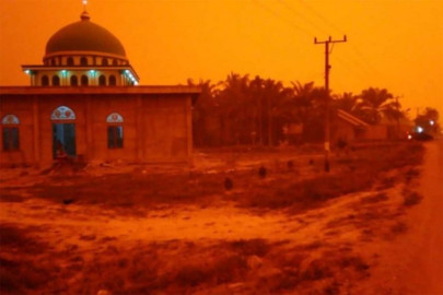 Incendios vuelven rojo el cielo en Indonesia