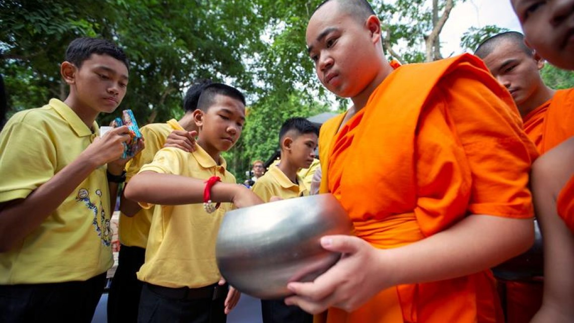 Los "niños de la cueva tailandesa" dan las gracias casi un año después del rescate