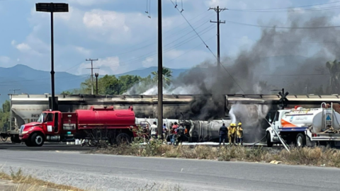 Explota pipa tras intentarle ganar el paso al tren 