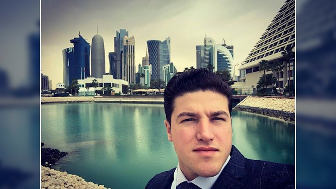 Senador presume sus fotos turisteando durante visita oficial a Qatar